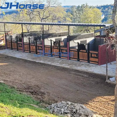 Ο διάφορος βαρέων καθηκόντων στάβλος αλόγων αντιμετωπίζει τη μαύρη σκόνη που ντύνεται