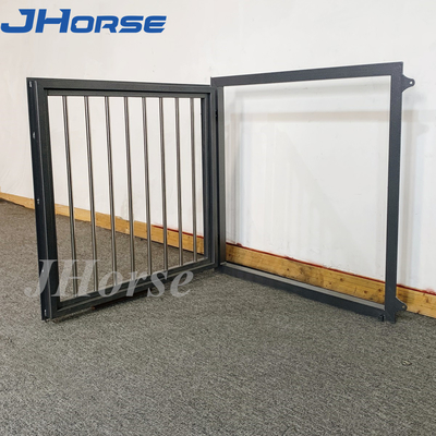 Χάλυβας προκατασκευασμένος μπαμπού Infill Horse Stall Horse Barn Πόρτα με αρθρωτά παράθυρα Προσαρμοσμένα