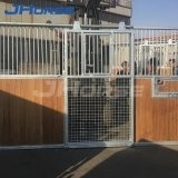 Ξύλινο σταθερό ενωμένο στενά μετάλλων αλόγων σχέδιο σιταποθηκών αλόγων εξαρτήσεων στάβλων μπροστινό